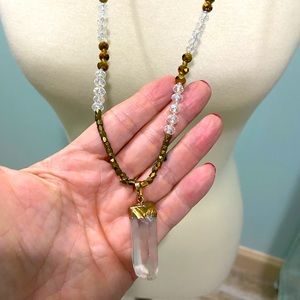 Crystal necklace with gold and white beeds